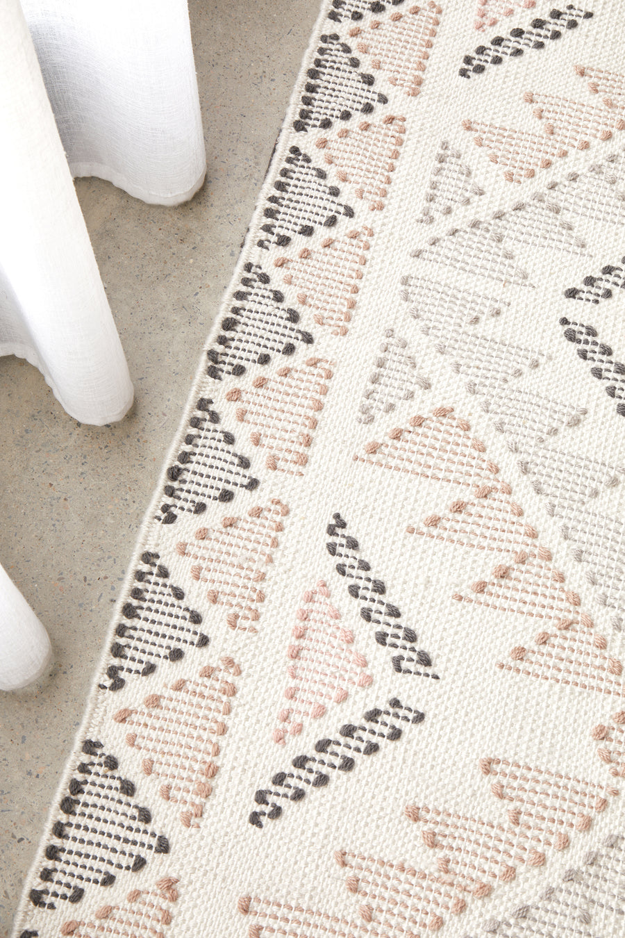 Leah Tribal Chic Peach Ivory & Brown Hand Loomed Rug