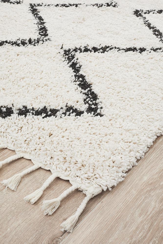 Aliyah Modern White & Black Fringed Rug
