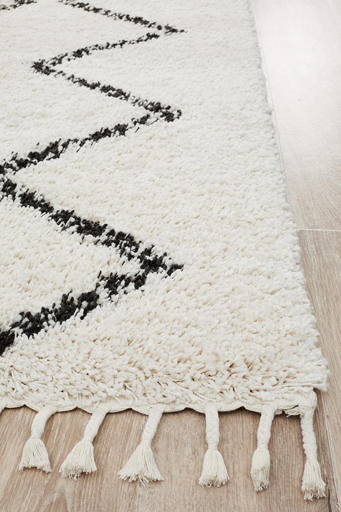 Aliyah Modern White & Black Fringed Rug