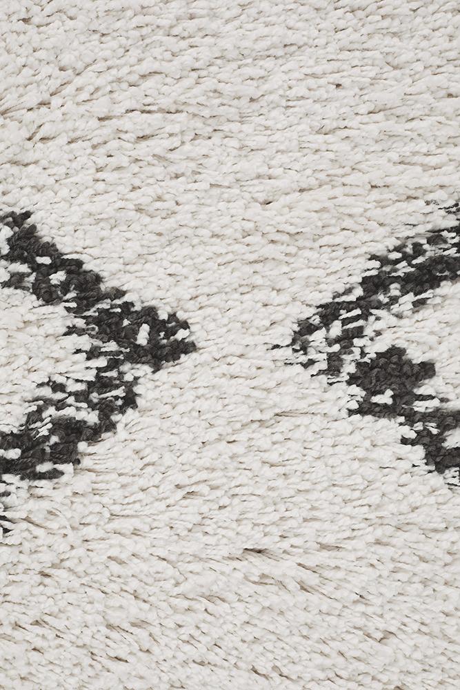 Aliyah Modern White & Black Fringed Rug